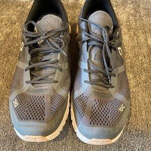 On-running cloud flow sneakers worn only a few times.